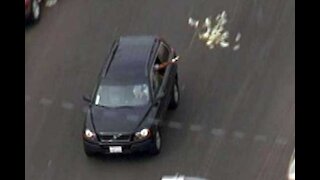 Suspects throw money from truck during police chase on San Diego freeway in 2009🤣🤣🤣