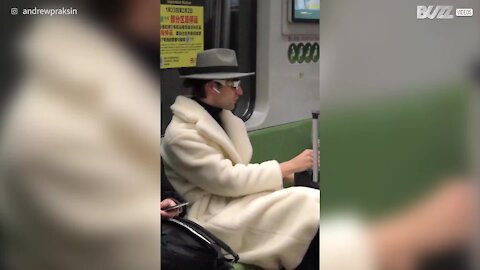 Métro chinois: il boit du thé dans un verre à vin