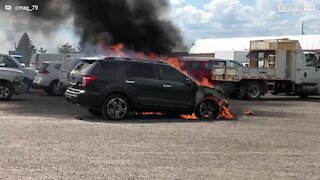 Carro com problema mecânico pega fogo em estacionamento