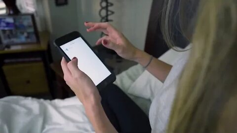 SilentWakeUp This device sticks to your skin to gently wake you up | SilentWakeUp 贴在您的皮肤上轻轻唤醒您