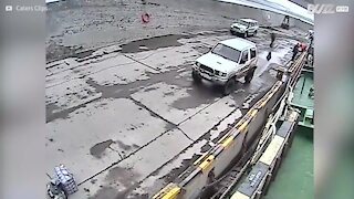Homem cai no mar ao tentar entrar no barco!