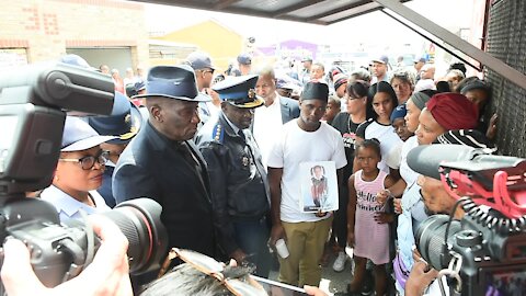 SOUTH AFRICA - Cape Town - Bheki Cele visit Ayesha Kelly's family (video) (8go)