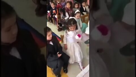 🔴 Dos niñas de kinder se casan en #Chile 😱 #shorts #youtubeshorts #podcast
