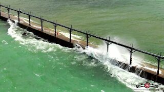 Massive waves nearly sweep kids off lighthouse pier