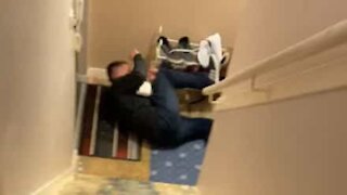 Jovem faz namorado cair escadas a baixo com um susto