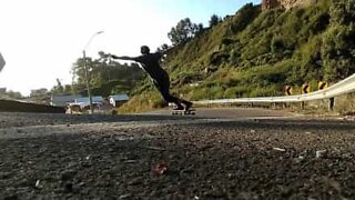 Skater cade a grande velocità in una discesa del Cile