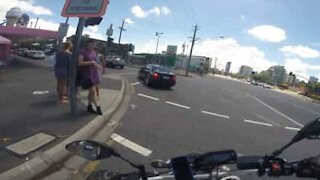 Motociclista perde o controle a se distrair para ver mulheres