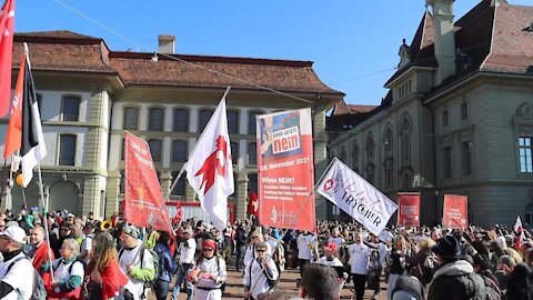 Switzerland: Thousands protest against COVID measures in Bern - 23.10.2021