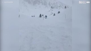 Un saut à ski finit en roulade dans la neige