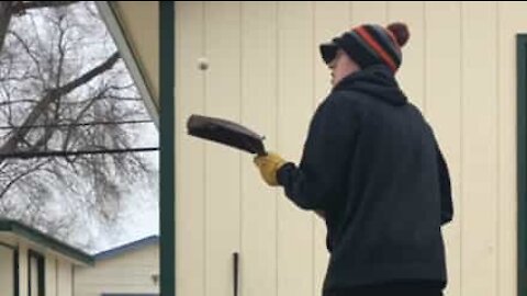 Ce golfeur combat l'ennui hivernal avec une pelle