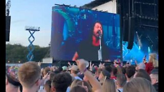 Homem sobrevoa show do Foo Fighters em paramotor