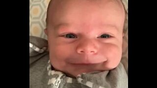 Le sourire charmeur d'un bébé plein de joie