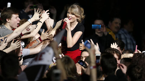 "Taylor Swift's Grammy Speech Incident: Céline Dion's Graceful Response Revealed"