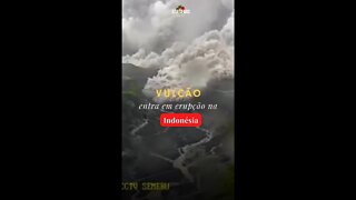 Vulcão Monte Semeru, na Indonésia, entra em erupção #shorts