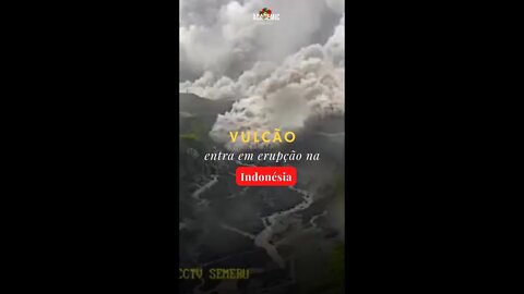 Vulcão Monte Semeru, na Indonésia, entra em erupção #shorts