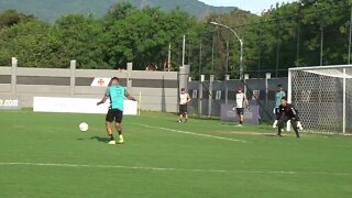 Bruno Tubarão fazendo gol no treino do Vasco