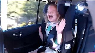 Kid goes crazy when her dad sings Kelly Clarkson