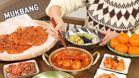 Cooking Mukbang :) Rice cake dumpling soup, spicy fire tteokbokki, and squid kimchi pancake.