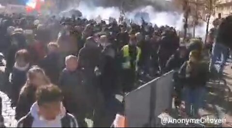 France Now- Police attack peaceful protest! SHARE!