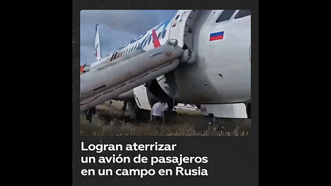 Avión ruso con más de 160 personas a bordo aterriza de emergencia en un campo