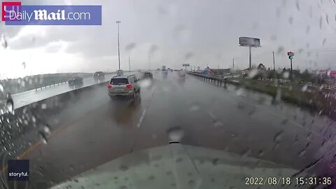 Incredible moment driver dives from truck as his truck fell off an overpass in Pasadena, Texas.