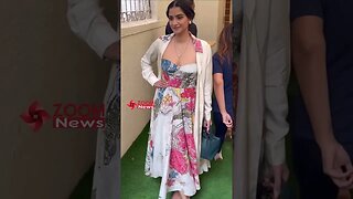Sonam Kapoor BLUSHES as a fan screams "we love you so much"🤩