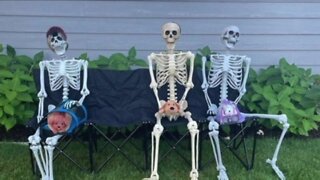 The sweet reason why a Louisville family changes their Halloween decorations every day