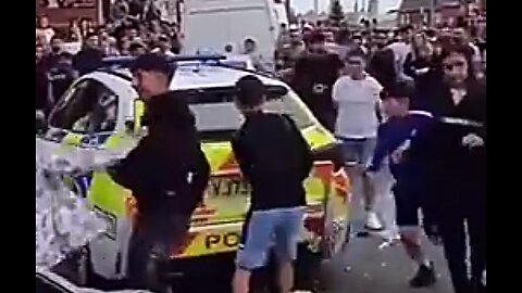 NEW AND BREAKING: ISLAMISTS & ROMANIANS RIOT IN LEEDS AS POLICE RUN AWAY 💀