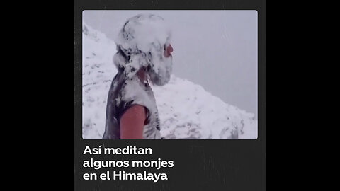 Un monje en el Himalaya medita bajo temperaturas gélidas