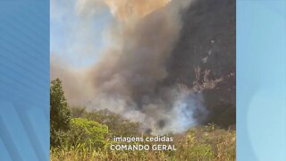 Gov. Valadares: Incêndio de grandes proporções atinge a parte de trás do Pico do Ibituruna.