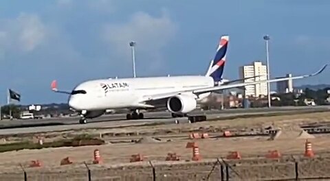 Airbus A350-900 PR-XTD decola para Guarulhos de Fortaleza e deixa fumaça para trás(28/05/2020)