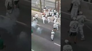 Antes do duelo Corinthians e Goiás, indivíduos uniformizados se enfrentaram no caminho do estádio.