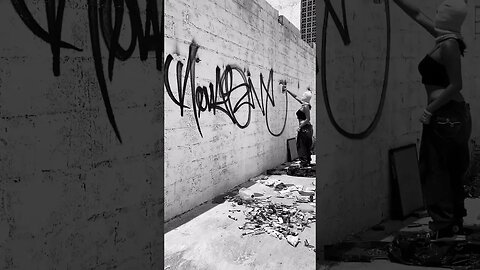 GRAFFITI GIRL DOES A SICK TAG 👀🔥 #graffiti #graffitiart #shorts