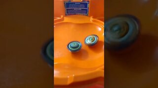 batalha de beyblade fafnir vs belial (esse beyblade tem vida propria)