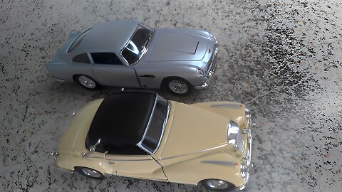 Miniaturas Aston Martin e Mercedes-Benz