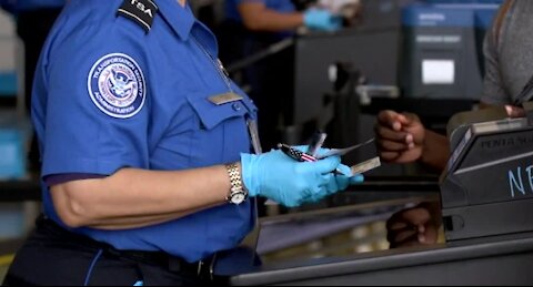 TSA employees face COVID-19 vaccine mandate during busy Thanksgiving travel week