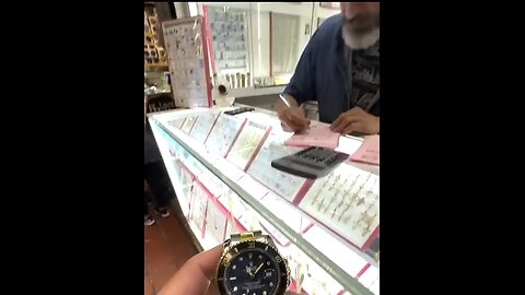 Reach man gift his Rolex to most loyal and honest shopkeeper 🤝🤝