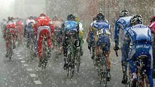 Não pedale na chuva, fique emcasa ... só pedela se for ciclista profissional e viver de pedalar ...