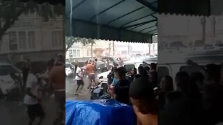 Torcedores dançando na chuva em São Januário