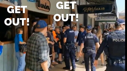 “Get out! Get out!” Customers block Brownshirts from entering Bar Wunder in Queensland