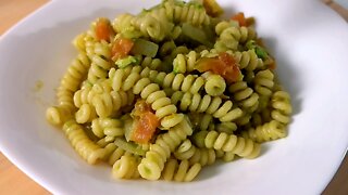 Simple & healthy guacamole pasta