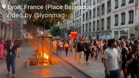 🚨 Demonstrators are marching through the Place Bellecour in Lyon, France.