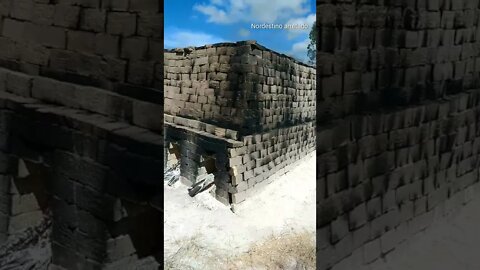 Como é feito o Tijolo Mostrando a queimagem dos tijolos Caeira de tijolos