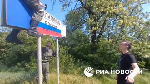 The Ukrainian sign at the entrance to Melitopol was replaced with the inscription "Russia forever"