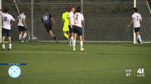 Shawnee Mission East boys soccer using minds, feet to achieve goals both on, and off field