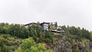 Une photo démontre la différence de grandeur entre les maisons d'OD et c'est immense