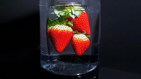 Strawberries in water for a whole year - Time Lapse [4K]