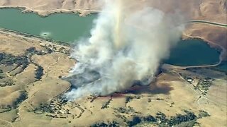 California brush fire creates 'smokenado'