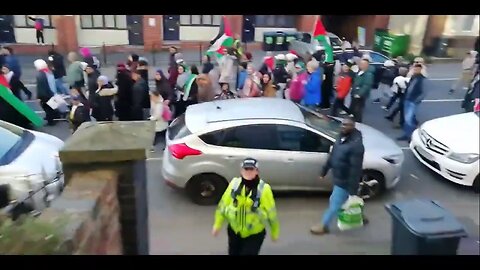 UK: Man Defends His Position Against 'Islamic Invaders', Progressive Female Met Cop Shows Her Colors