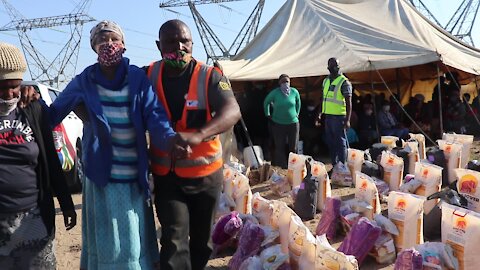 SOUTH AFRICA - Cape Town - Lulwazi and the Gift of The Givers Donating Food Parcels (Video) m (zbH)